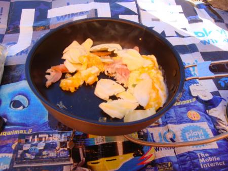 稲村小屋に戻り焼きソバを作る