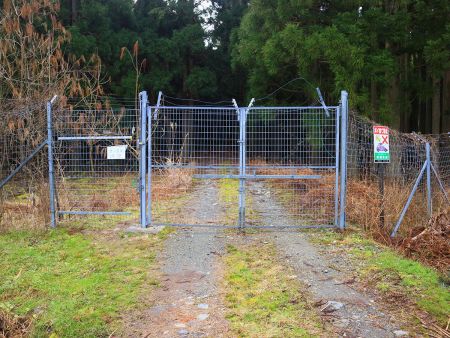 獣除けの柵があった。真ん中を開けるんじゃなくて向かって左側の柵を開ける