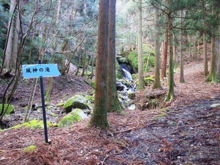 途中で風神の滝というのがあったけど、そこまで落差があるような滝でもなかった