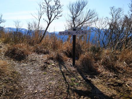 ここで尾根に合流した。ろくろ山も行こうと思ったんだけど面倒なのと景色で満足したので結局行かなかった