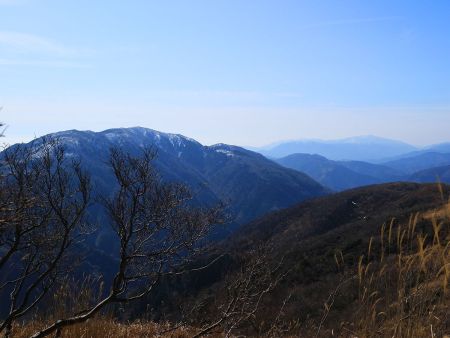 ここから展望が良くなる。右奥に見える雪のかぶった山は方角的に考えると武奈ヶ岳っぽいけどどうなんだろう！？