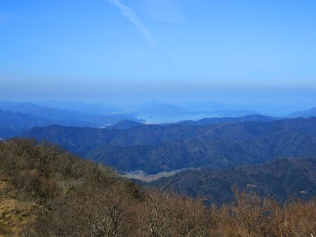 北西を見ると尖った特徴的な山が見えた。方角的なのと山の形からするとおそらく青葉山だと思われる