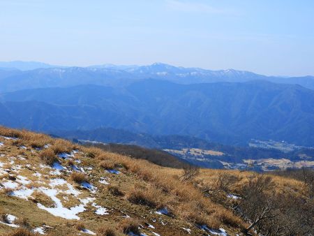 中心に見えるぽこんっとした山は方角的に先週登った百里ヶ岳と思われるけどどうなんだろう！？