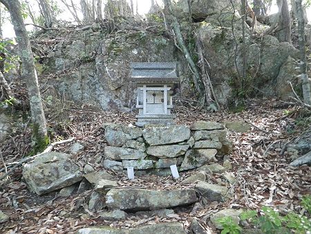 ピーク直下に祠があった。これがどうやら愛宕祠のようだ。標高409m付近にあると案内板に書いていたけど、ここはまだ標高が323m程だった