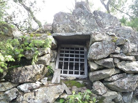 ここから岩場の登りになるんだけど、中に地蔵が置かれていた。何も書かれていないしよくわからんね