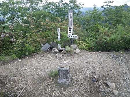 三角点山（456.7m）の看板と点名は上比延という三角点が設置されていた