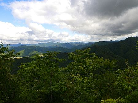 北側の展望はこれだけだけど、丹波の山々が望める。知ってる山も見えてるんだろうけどわからない