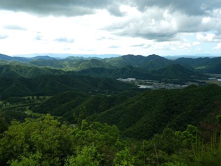 南東側の向こう側に見えてるのは六甲山地かな！？だとすれば、さらに右奥に薄っすら見えてる山は淡路島に違いない