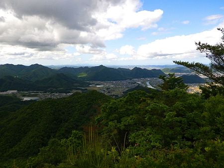 南側は西脇市街と遠く加古川市街まで見えているんだと思う。写真ではわからないけど、肉眼では遠く海らしきものが見えていた