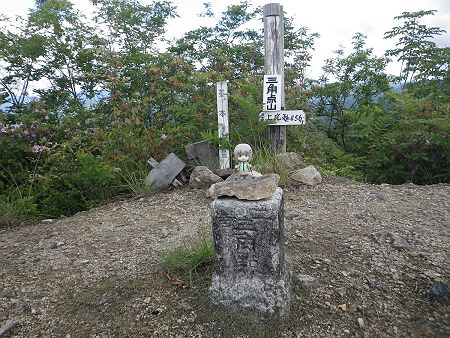 せっかくなので雪村あおいちゃんと三角点山を撮影しておいた
