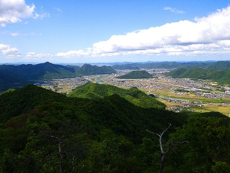 ところで真ん中の台形になった山はなんだろうか！？地図で確認すると標高210mの山みたいだけど無名かも