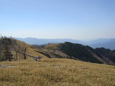 左の日本鼻を目指す。その向こうは大和岳