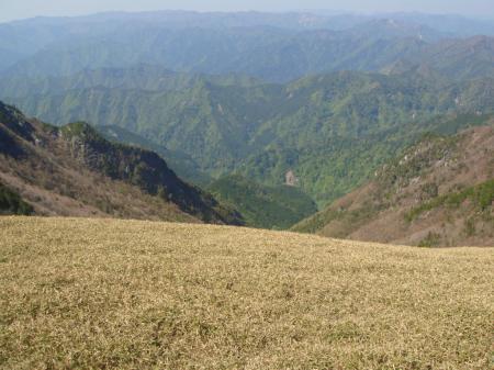 日本鼻より谷と山々を望む