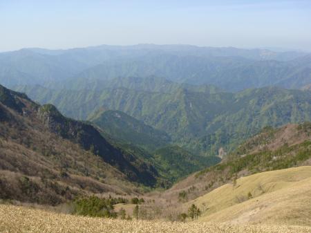 三津河落山にもどり谷と山々を望む