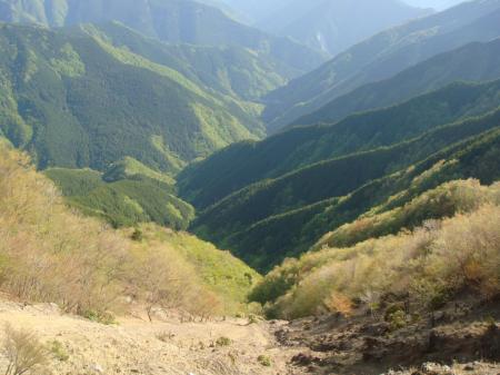 やはりこの付近から見る谷は深い