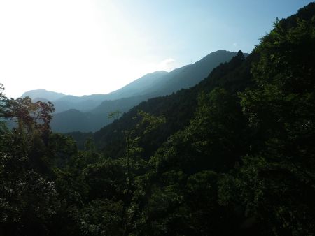 奥に見えてる上が緑になっている山は岩湧山なのだろうか！？方角的にはそうなんだけど、この角度からは初めてみた