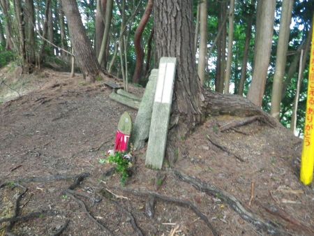十五丁石地蔵に到着。ここも分岐点になっているが、あくまで尾根道を進んでいく