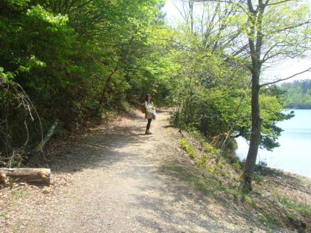 3分ほど登山道を歩く。今日は山スタイルではないS嬢