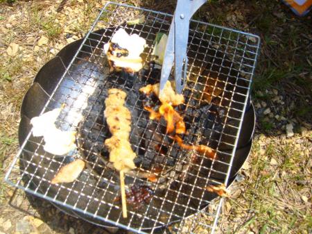 焼き鳥と肉。へばりついてハサミでとる