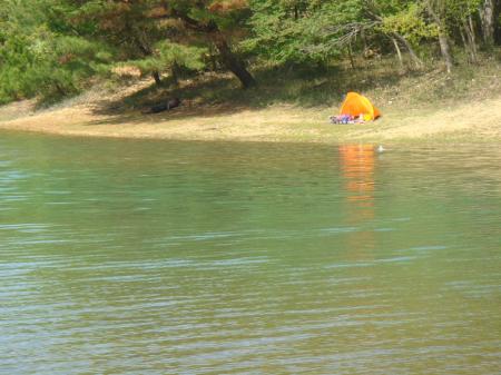 対岸に見えるハーフテント