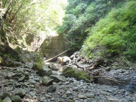 最初の堤防。ここを左へ巻く