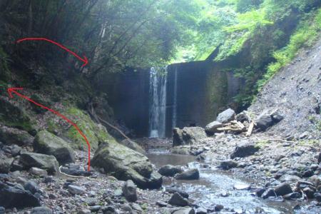 最初の堤防。左に巻く