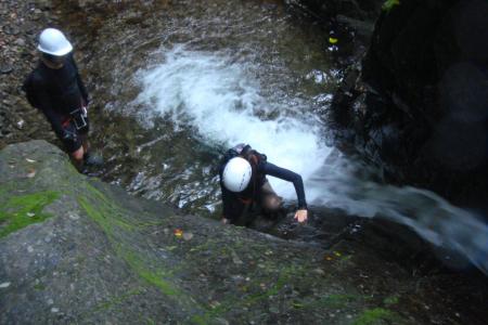 小さい滝を登る