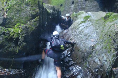登る田村君と水の流れを撮影するS嬢