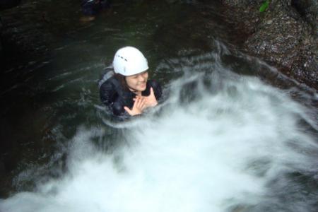 冷たいいいながらも水遊びのS嬢