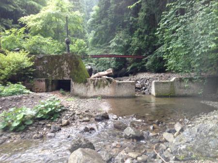水門まで到着。雨がしとしと降ってきた