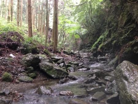 小屋が見えた。大滝はすぐそこ