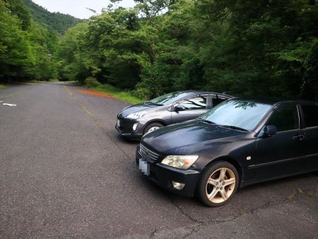 無料駐車場に車をとめてスタート。登山口は車の裏側にある