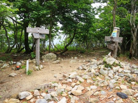 釈迦岳山頂(1060m)に到着。樹林帯に囲まれていて展望などはない