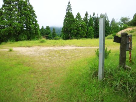 カラ岳からさらに進んでいくと高原地帯のようなところに出た