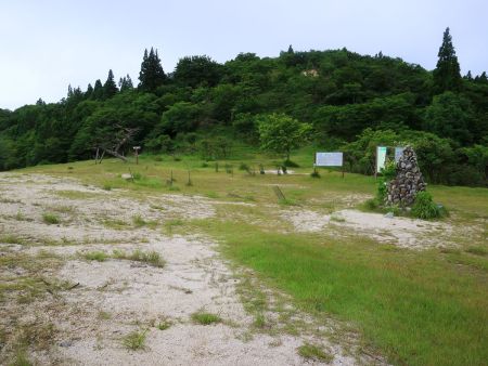 高原地帯を歩いていくと北比良峠に到着した。ここはダケ道からでも来たことがあるのでよく覚えている