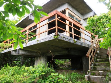 前山の展望台。もうすでにボロボロで展望台の役目になっていない