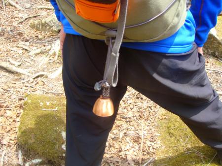 人気もないので熊避けに鈴をつけるが、登山好人さんがここにつけていたのがおもしろかったｗ