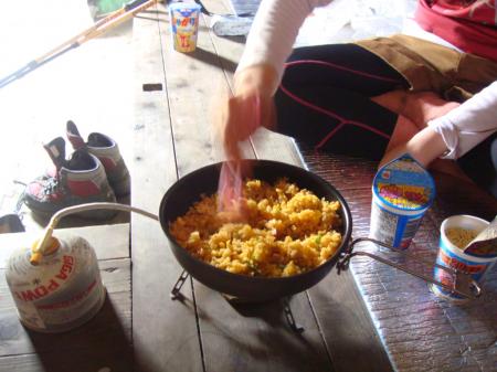 避難小屋の中でチャーハンを焼く