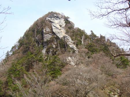 あの岩を登るのかと思うが・・・