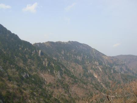 飛び出た不思議な岩があった