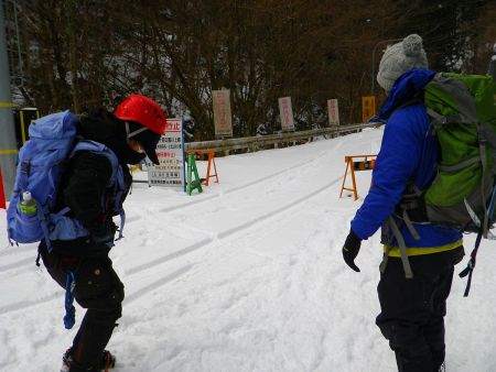雪が降っていて少しマシになるのをずっと待っていたけど、もうマシになりそうになかったので準備してスタート