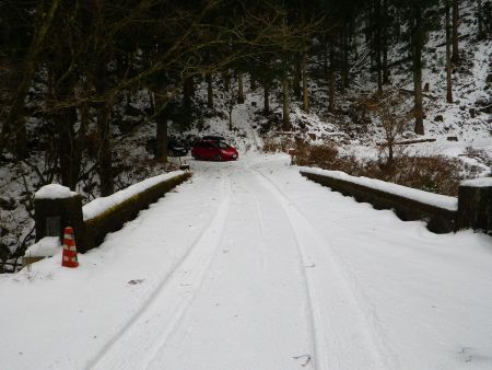 この奥まで車が入っていたけど、マイカーではとても奥まで行けそうない