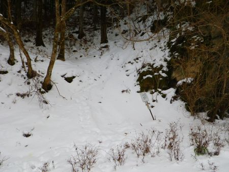 記憶ではここから登っていくはずなんだけどトレースはまだ先に続いてたのでトレースに従っていくことにした