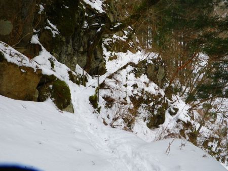 この橋のところはもはや木がボロボロになっていてあまり信用できないので注意