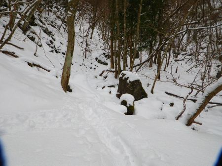 この先からトレースがなくなっていてルーファイしまくりだった。たしか記憶では急登の登りがあったので登ったんだけど登りすぎてしまったりした