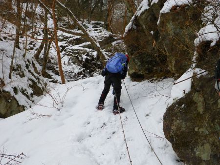 やっとこの岩のロープ場のところまできた。距離的にはもはや三分の二くらいまできてるんだけど、この先からしんどかった記憶がある