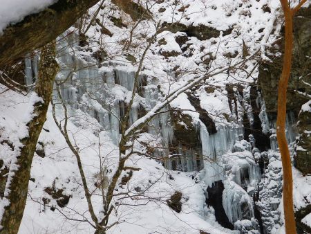 この付近からも氷瀑は見えた。ここまで凍っていればシェイクスピア氷瀑群も期待できそう