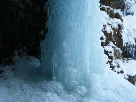 なんかの植物のような凍り方をしている。青く凍ってる感じがいいんだけどね