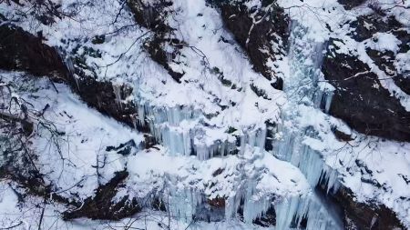 上のほうは下からよく見えなかったけど結構凍っているみたいだった