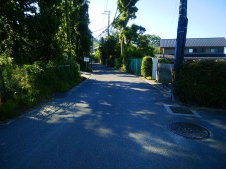 住宅街をひたすら歩いていく